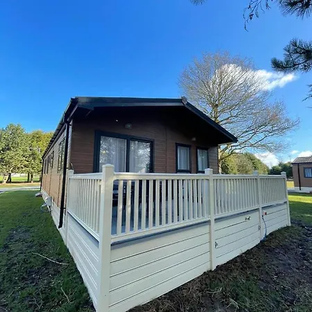 Oakwood Lodge With Hot Tub York Exterior photo
