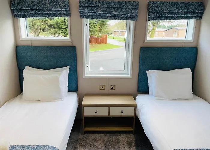Oakwood Lodge With Hot Tub