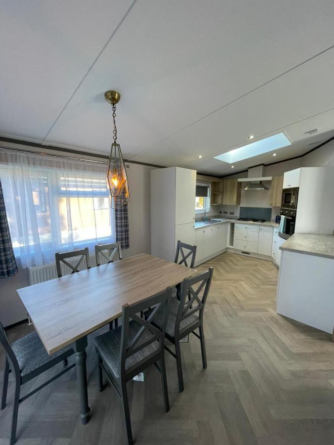 Oakwood With Hot Tub Holiday home York